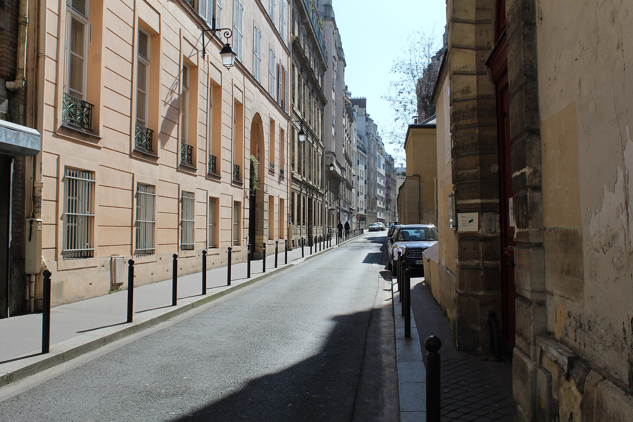 Rue Cassette, photo by Wikimedia user Chabe01, https://commons.wikimedia.org/wiki/File:Rue_Cassette_Paris_2.jpg A photo of a narrow street lined with tall buildings